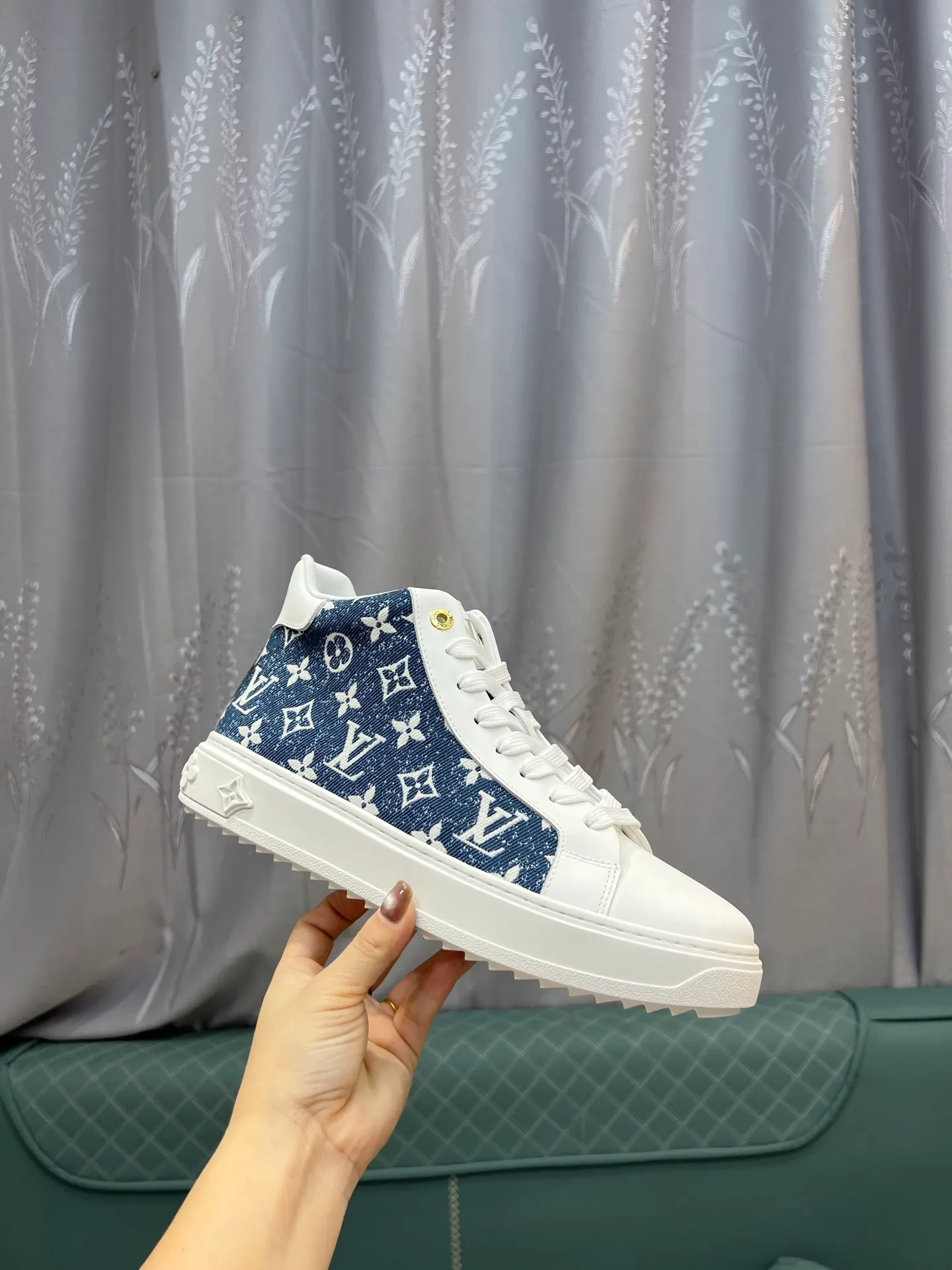 Men's shoes 💰560 LV Louis Vuitton. The latest fashionable casual shoes are popular in physical stores. New spring and summer comfortable imported cowhide, cowhide mesh, unique jacquard fabric element design. With sheepskin lining, Lv original base, [sun][sun] high-end packaging and high quality💪Details determine quality, welcome to compare🇮🇹Code number 38-44, 45 can be customized